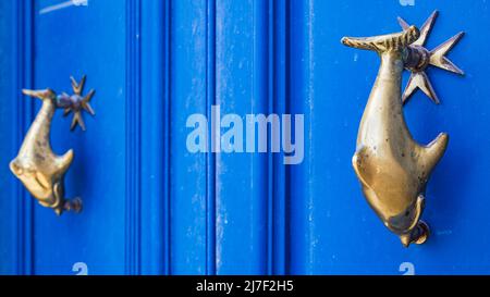 Delfin-Türklopfer, abgebildet auf einer blauen Tür in Mdina im Herzen von Malta im April 2022. Stockfoto