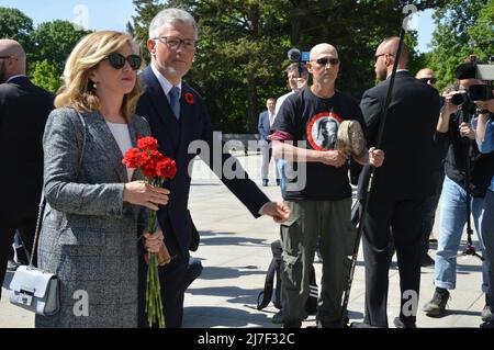 Der ukrainische Botschafter in Deutschland Andrij Melnyk und seine Frau Switlana Melnyk besuchen das sowjetische Kriegsdenkmal im Tiergarten in der Straße des 17. Juni in Berlin, Deutschland - 8. Mai 2022. Stockfoto