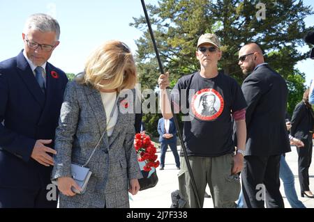 Der ukrainische Botschafter in Deutschland Andrij Melnyk und seine Frau Switlana Melnyk besuchen das sowjetische Kriegsdenkmal im Tiergarten in der Straße des 17. Juni in Berlin, Deutschland - 8. Mai 2022. Stockfoto