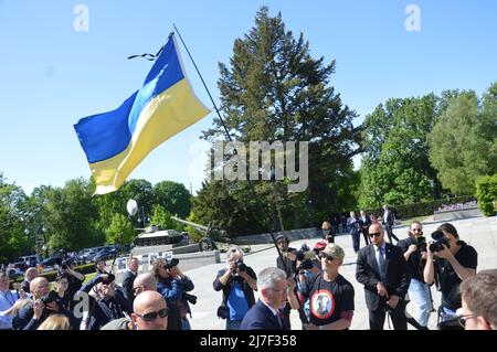 Der ukrainische Botschafter in Deutschland Andrij Melnyk und seine Frau Switlana Melnyk besuchen das sowjetische Kriegsdenkmal im Tiergarten in der Straße des 17. Juni in Berlin, Deutschland - 8. Mai 2022. Stockfoto