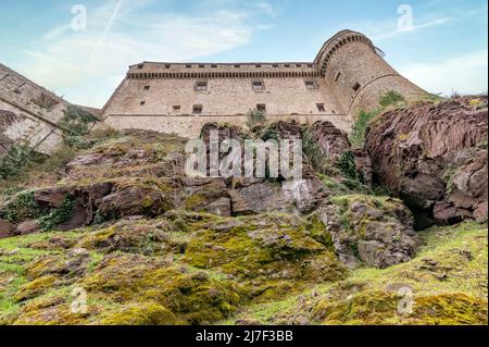 Ansicht von unten auf die alte und imposante Burg von Bardi, Parma, Italien Stockfoto