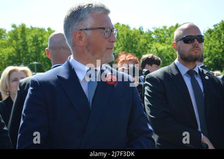Der ukrainische Botschafter in Deutschland Andrij Melnyk und seine Frau Switlana Melnyk besuchen das sowjetische Kriegsdenkmal im Tiergarten in der Straße des 17. Juni in Berlin, Deutschland - 8. Mai 2022. Stockfoto