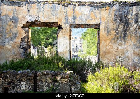 Aufnahme eines zerstörten Fensters in der Geisterstadt Kayakoy Geisterstadt Kayakoy, Türkei Stockfoto