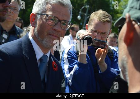 Der ukrainische Botschafter in Deutschland Andrij Melnyk und seine Frau Switlana Melnyk besuchen das sowjetische Kriegsdenkmal im Tiergarten in der Straße des 17. Juni in Berlin, Deutschland - 8. Mai 2022. Stockfoto