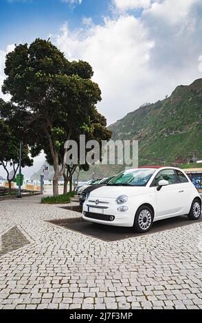 PORTO MONIZ, MADEIRA ISLAND - 20. Februar 2022: Wunderschöne Aussicht auf die Gasse mit geparkten Autos Stockfoto