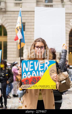 New York City, New York, Usa, 8. Mai 2022, : Eine Gruppe von Ukrainern versammelten sich im Bowling Green Park, um heute vor 77 Jahren an die Niederlage der Nazis zu erinnern. Das Thema der Kundgebung lautete „'nie wieder'“. Sie marschieren dann zum Battery Park war Memorial, um an die 4 601 Soldaten zu erinnern, die am Atlantik im Zweiten Weltkrieg starben (Bild: © Steve Sanchez/Pacific Press via ZUMA Press Wire) Stockfoto