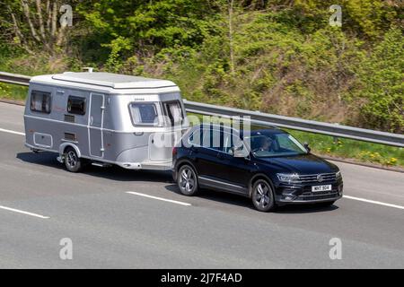 2019 schwarzer VW Volkswagen R-Line Tiquan Tech TDI 4Motion DSG Schleppen ERIBA Touring Caravan; Fahren auf dem M61 in Manchester, Großbritannien Stockfoto