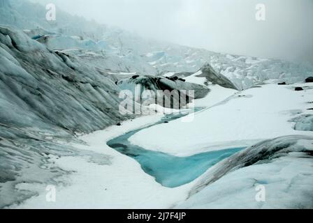 Der Mendenhall-Gletscher in der Nähe von Juneau ist ein beliebter Ort für Abenteuertourismus. Stockfoto