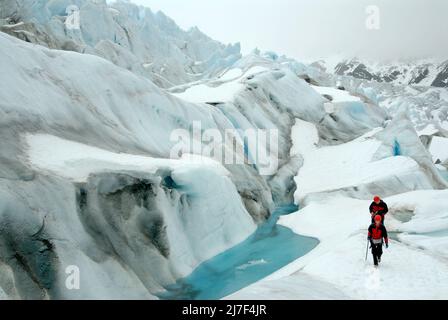 Touristen wandern auf dem Mendenhall-Gletscher, in der Nähe von Juneau. Stockfoto