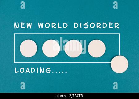 Die Worte New world Disorder stehen auf einem farbigen Hintergrund, Fortschrittsbalken laden, neues normales Konzept, globaler Wandel Stockfoto