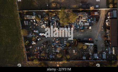 Metall-Recycling-Industrie. Drohne Luftaufnahme von Schrottplatz Stockfoto