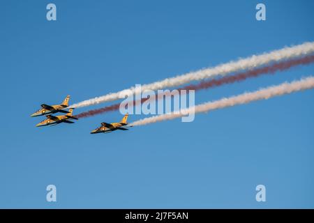 Doha, Katar, Dezember 18,2017. Die Qatar Air Force Parade auf der Uferpromenade der Doha Corniche zum Nationalfeiertag von Katar. Stockfoto