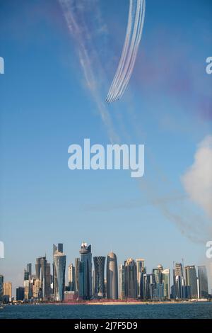 Doha, Katar, Dezember 18,2017. Die Qatar Air Force Parade auf der Uferpromenade der Doha Corniche zum Nationalfeiertag von Katar. Stockfoto