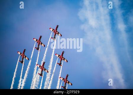 Doha, Katar, Dezember 18,2017. Die Qatar Air Force Parade auf der Uferpromenade der Doha Corniche zum Nationalfeiertag von Katar. Stockfoto