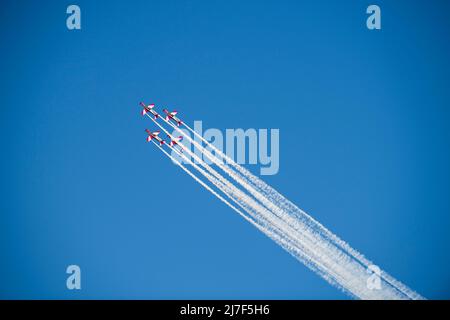 Doha, Katar, Dezember 18,2017. Die Qatar Air Force Parade auf der Uferpromenade der Doha Corniche zum Nationalfeiertag von Katar. Stockfoto