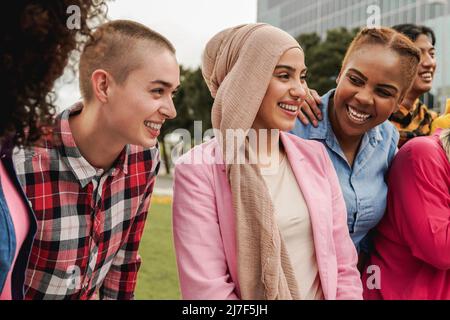 Multirassische Gruppe junger Menschen mit Spaß im Freien - Fokus auf muslimische Mädchen Gesicht Stockfoto