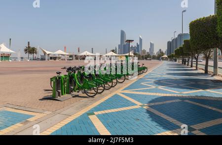 ABU DHABI, VAE - 18. April 2022: Straßen und Wolkenkratzer in Abu Dhabi Stockfoto