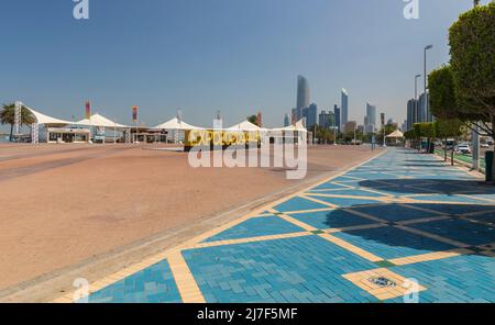 ABU DHABI, VAE - 18. April 2022: Straßen und Wolkenkratzer in Abu Dhabi Stockfoto
