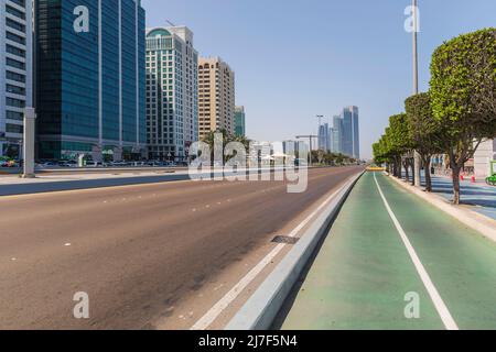 ABU DHABI, VAE - 18. April 2022: Straßen und Wolkenkratzer in Abu Dhabi Stockfoto
