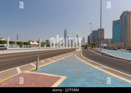 ABU DHABI, VAE - 18. April 2022: Straßen und Wolkenkratzer in Abu Dhabi Stockfoto