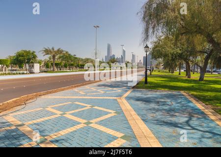 ABU DHABI, VAE - 18. April 2022: Straßen und Wolkenkratzer in Abu Dhabi Stockfoto