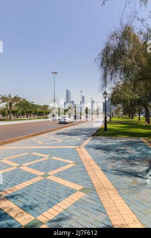 ABU DHABI, VAE - 18. April 2022: Straßen und Wolkenkratzer in Abu Dhabi Stockfoto