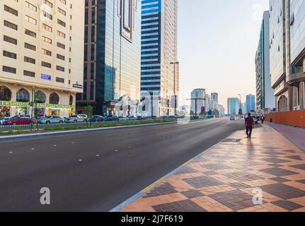 ABU DHABI, VAE - 18. April 2022: Straßen und Wolkenkratzer in Abu Dhabi Stockfoto