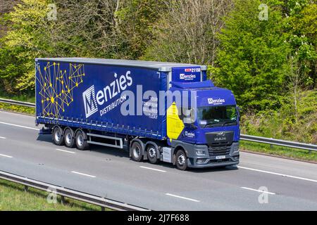 Menzies Distribution; Blue MAN 26,510 6x2/2 BLS XX 12419cc Diesel LKW-Traktoreinheit Antriebsstrang; Fahren auf der Autobahn M61, Großbritannien Stockfoto