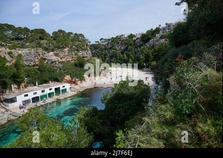 Badegäste am Strand von Cala Pi, Mallorca Stockfoto