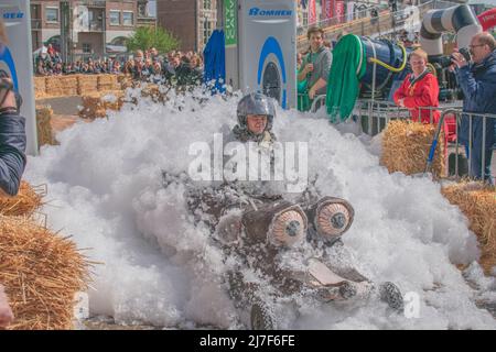 Sint Niklaas, Belgien, 05. Mai 2019, der Mann in einem schwarzen Helm rast mit einem selbstgemachten Fahrzeug mit Augen als Scheinwerfern durch einen Schaumstoffberg Stockfoto