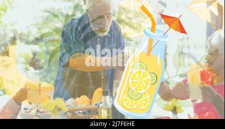 Eine Kombination aus Limonade in der Flasche und einem älteren kaukasischen Mann, der mit Freunden Limonade genießt Stockfoto