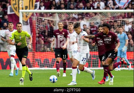 SALERNO, ITALIEN - 08. MAI: Alberto Grassi von Cagliari Calcio kämpft mit Ederson von der US Salernitana während des Serie-A-Spiels zwischen US Salernitana und Cagliari Calcio im Stadio Arechi am 8. Mai 2022 in Salerno, Italien, um den Ball. (Foto von MB Media ) Stockfoto