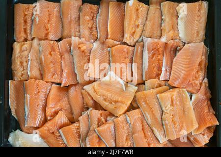 Viele zubereitete Portionen roher Seesocken, die zum Braten bereit sind, in einer professionellen Restaurantküche kochen, Vollformat-Hintergrund, Draufsicht von oben, se Stockfoto