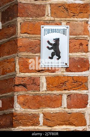 Feuerpartnerschaft, Versicherungszeichen auf Einer roten Ziegelsteinmauer, Rügen Island Stockfoto