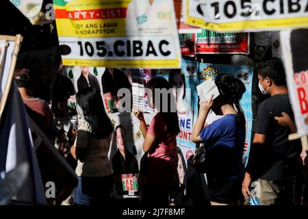 Manila, Philippinen. 9.. Mai 2022. Menschen, die vor einer Schule anstehen, um zu wählen, wurden während der Eröffnung der Wahlen in Quezon City, Metro Manila, Philippinen, zu einem Wahlzentrum. 9.Mai 2022. Es wird erwartet, dass etwa 67 Millionen Filipinos ihren neuen Vorsitzenden wählen und damit den scheidenden Präsidenten Rodrigo Duterte ersetzen werden. (Bild: © Basilio Sepe/ZUMA Press Wire) Stockfoto
