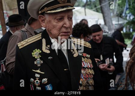 Jerusalem, Israel. 9.. Mai 2022. Veteranen des Zweiten Weltkriegs und Nachkommen aus dem ganzen Land versammeln sich am Denkmal für die jüdischen Soldaten der Roten Armee während des Zweiten Weltkriegs auf dem Militärfriedhof auf dem Berg Herzl in Jerusalem, einige in ihrer WWII-Uniform mit Medaillen, Dekorationen und Enkelkindern, die den Sieg der Alliierten über Nazi-Deutschland feiern. Es wurde berichtet, dass Premierminister Bennett einen Antrag der Ukraine zur Absage von Zeremonien abgelehnt hat, der einen der wichtigsten weltlichen Feiertage Russlands ankündigt und Solidarität mit dem Sieg der Roten Armee zeigt. Kredit: Nir Alon/Alamy Live Nachrichten Stockfoto