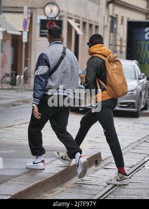 Mailand, Italien, 08/05/2022, Mailand, Italien. 08.. Mai 2022. Khaby lahm mit roten Husky Welpen spaziert mit Freunden im Modeviertel Credit: Independent Photo Agency/Alamy Live News Stockfoto