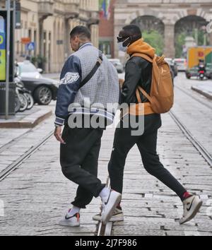 Mailand, Italien, 08/05/2022, Mailand, Italien. 08.. Mai 2022. Khaby lahm mit roten Husky Welpen spaziert mit Freunden im Modeviertel Credit: Independent Photo Agency/Alamy Live News Stockfoto