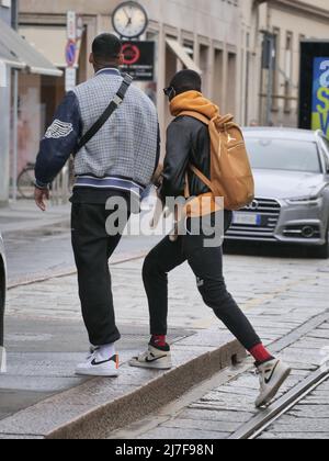 Mailand, Italien, 08/05/2022, Mailand, Italien. 08.. Mai 2022. Khaby lahm mit roten Husky Welpen spaziert mit Freunden im Modeviertel Credit: Independent Photo Agency/Alamy Live News Stockfoto