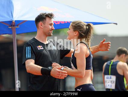 Niklas KAUL (GER/USC Mainz) umarmt seine Freundin Mareike ROESING (RÃ¶sing) (GER/USC Mainz). Männer-Schuss-Put, am 7.. Mai 2022 Leichtathletik Stadtwerke Ratingen Rundum-Treffen, vom 7.. - 8.. Mai 2022 in Ratingen/Deutschland. Â Stockfoto