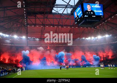 Feature, Choreographie der Schalke-Fans vor dem Spiel, Nordkurve, Trainer Mike BUESKENS (BÃ skens)(GE) wird auf dem Videowürfel präsentiert, davor findet die Sitzplatzauswahl statt Fußball 2. Bundesliga, 33. Spieltag, FC Schalke 04 (GE) - FC St. Pauli Hamburg Hamburg 3: 2, am 7.. Mai 2022 in Gelsenkirchen/Deutschland. #Die DFL-Vorschriften verbieten die Verwendung von Fotos als Bildsequenzen und/oder quasi-Video # Â Stockfoto