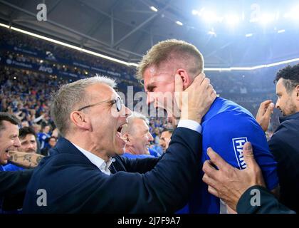 Promotion Schalke, Abschlussjubel Simon TERODDE r. (GE) mit Peter KNAEBEL (KnÃ bel) (GE, Management Sport). Fußball 2. Bundesliga, Spieltag 33., FC Schalke 04 (GE) - FC St. Pauli Hamburg Hamburg 3: 2, am 7.. Mai 2022 in Gelsenkirchen/Deutschland. #Die DFL-Vorschriften verbieten die Verwendung von Fotos als Bildsequenzen und/oder quasi-Video # Â Stockfoto