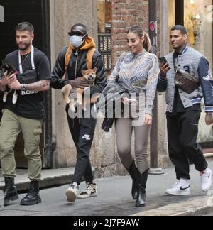 Mailand, Italien, 08/05/2022, Mailand, Italien. 08.. Mai 2022. Khaby lahm mit roten Husky Welpen spaziert mit Freunden im Modeviertel Credit: Independent Photo Agency/Alamy Live News Stockfoto