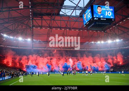 Feature, Choreografie der Schalke-Fans vor dem Spiel, Nordkurve, die Teams stehen davor, Rodrigo ZALAZAR (GE) wird auf dem Videowürfel präsentiert. Fußball 2. Bundesliga, Spieltag 33., FC Schalke 04 (GE) - FC St. Pauli Hamburg Hamburg 3: 2, am 7.. Mai 2022 in Gelsenkirchen/Deutschland. #Die DFL-Vorschriften verbieten die Verwendung von Fotos als Bildsequenzen und/oder quasi-Video # Â Stockfoto