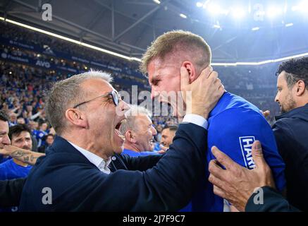 Promotion Schalke, Abschlussjubel Simon TERODDE r. (GE) mit Peter KNAEBEL (KnÃ bel) (GE, Management Sport). Fußball 2. Bundesliga, Spieltag 33., FC Schalke 04 (GE) - FC St. Pauli Hamburg Hamburg 3: 2, am 7.. Mai 2022 in Gelsenkirchen/Deutschland. #Die DFL-Vorschriften verbieten die Verwendung von Fotos als Bildsequenzen und/oder quasi-Video # Â Stockfoto