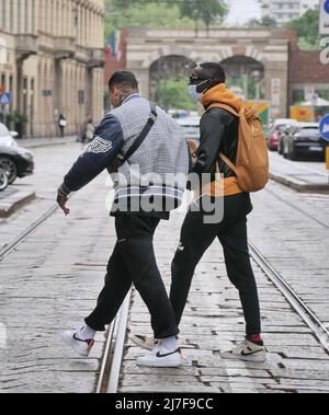 Mailand, Italien, 08/05/2022, Mailand, Italien. 08.. Mai 2022. Khaby lahm mit roten Husky Welpen spaziert mit Freunden im Modeviertel Credit: Independent Photo Agency/Alamy Live News Stockfoto