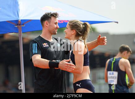 Niklas KAUL (GER/USC Mainz) umarmt seine Freundin Mareike ROESING (RÃ¶sing) (GER/USC Mainz). Männer-Schuss-Put, am 7.. Mai 2022 Leichtathletik Stadtwerke Ratingen Rundum-Treffen, vom 7.. - 8.. Mai 2022 in Ratingen/Deutschland. Â Stockfoto