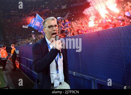 Promotion Schalke, Peter KNAEBEL (KnÃ bel)(GE, Management Sport) vor der Nordkurve, versucht die Fans davon abzuhalten, das Spielfeld per Mikrofon anzugreifen Fußball 2. Bundesliga, 33. Spieltag, FC Schalke 04 (GE) - FC St. Pauli Hamburg Hamburg 3: 2, am 7.. Mai 2022 in Gelsenkirchen. #Die DFL-Vorschriften verbieten die Verwendung von Fotos als Bildsequenzen und/oder quasi-Video # Â Stockfoto