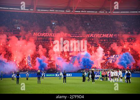 Feature, Choreographie der Schalke-Fans vor dem Spiel, Nordkurve, davor die Mannschaften, Fußball 2. Bundesliga, 33. Spieltag, FC Schalke 04 (GE) - FC St. Pauli Hamburg Hamburg 3: 2, am 7.. Mai 2022 in Gelsenkirchen. #Die DFL-Vorschriften verbieten die Verwendung von Fotos als Bildsequenzen und/oder quasi-Video # Â Stockfoto