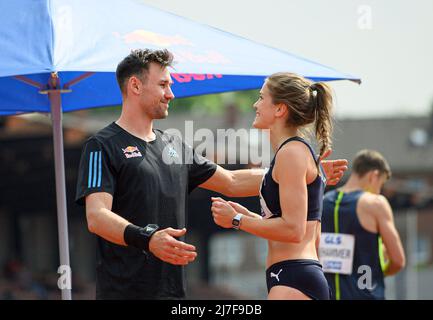 Niklas KAUL (GER/USC Mainz) umarmt seine Freundin Mareike ROESING (RÃ¶sing) (GER/USC Mainz). Männer-Schuss-Put, am 7.. Mai 2022 Leichtathletik Stadtwerke Ratingen Rundum-Treffen, vom 7.. - 8.. Mai 2022 in Ratingen/Deutschland. Â Stockfoto